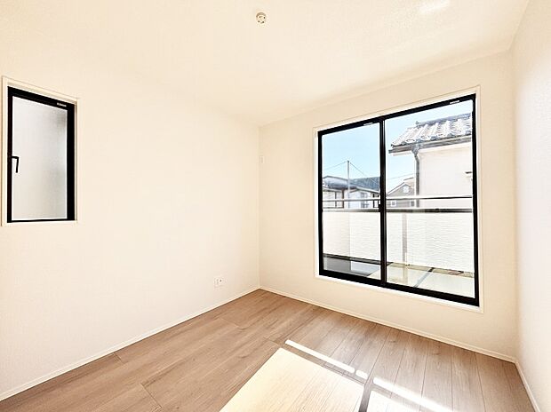 明るいバルコニーサイドに洋室を設置。目覚めの良い寝室に。