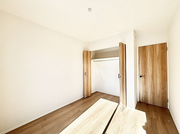 お子さまのお部屋としても!衣類の整理整頓に便利なクローゼット付きの洋室。