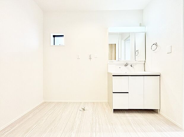 収納力と機能性に優れたお手入れラクラク洗面化粧台！