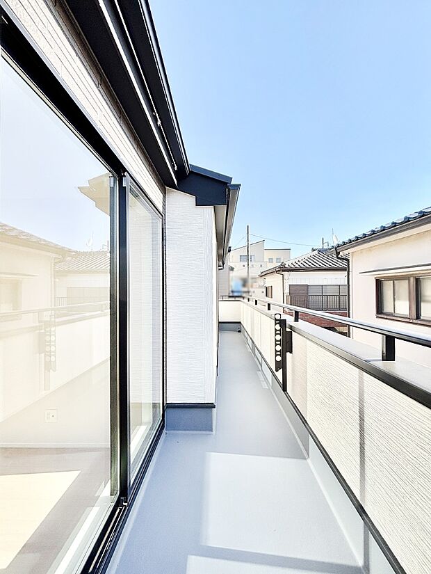 3部屋にまたがる広いバルコニー。晴れた日には洗濯物も気持ちよく干せそうですね。