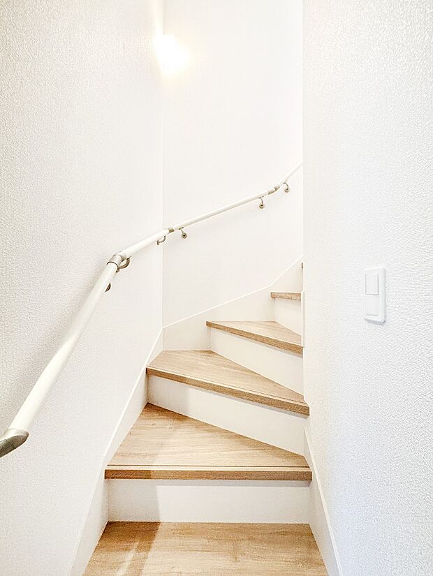 安全性を考慮し階段には手すりを設置しています