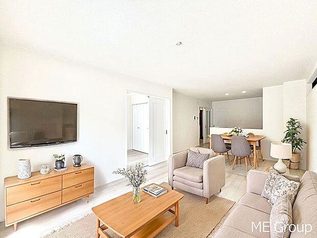 ご家族の賑やかな話し声で包まれる明るいリビング ※家具はCGです