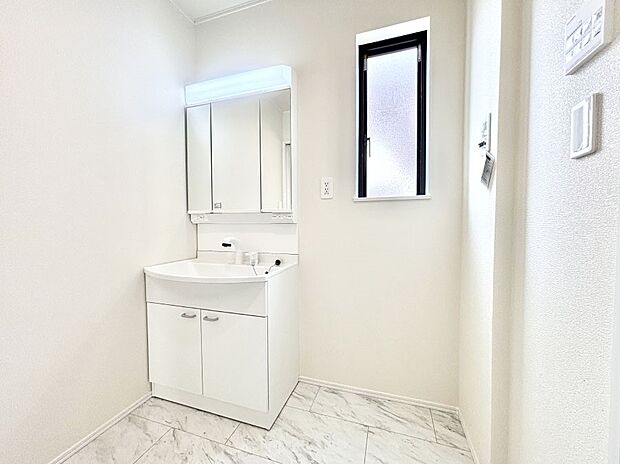 明るい洗面所は毎朝の身支度も楽しくできちゃいそうです。