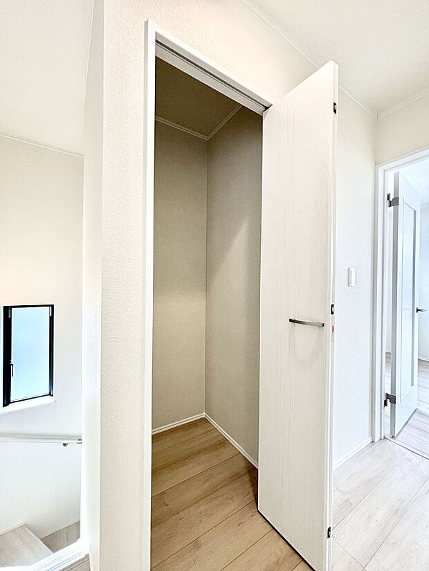 廊下収納。掃除道具や季節の小物を収納することができます。