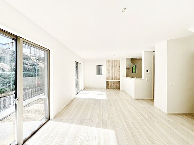 大きな窓からたっぷりの陽光と風を感じられるリビング