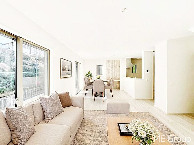 家族が自然と集まる広々リビングで家族団らんが楽しめます! ※家具はCGです