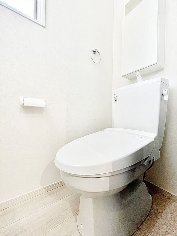 清潔感あるシャワートイレ。小窓から光が注ぎ込みます!