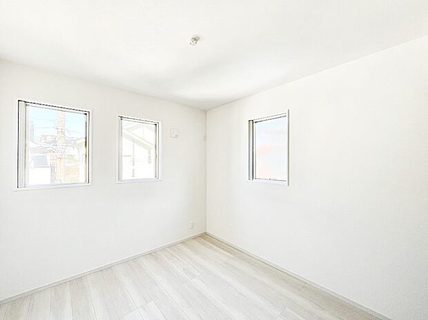 2面採光の洋室。窓から入り込む陽光がお部屋全体を優しく包み込みます!