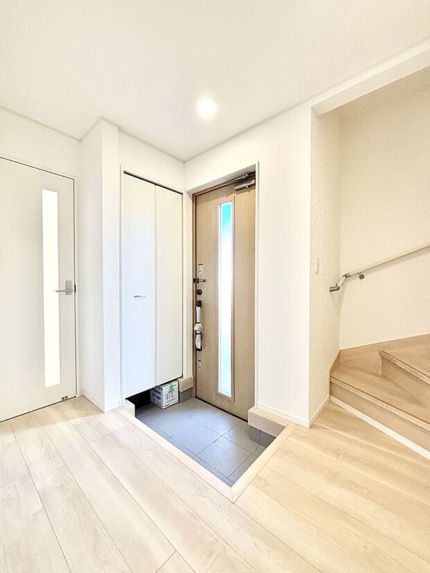 明るい玄関はお客様をお出迎えするのにぴったりです！ 