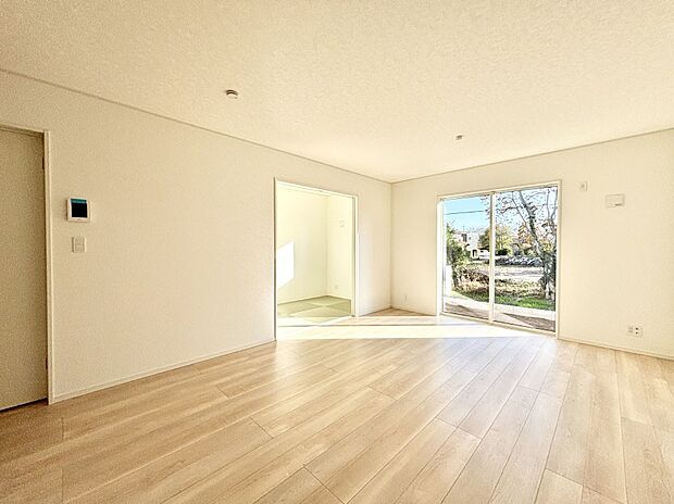 大きな窓からたっぷりの陽光と風を感じられるリビング