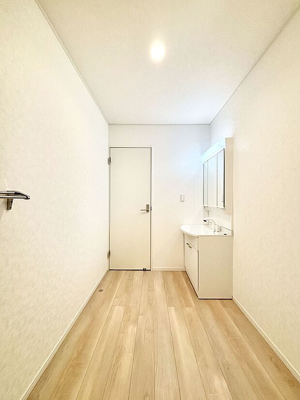 明るい洗面所は毎朝の身支度も楽しくできちゃいそうです。