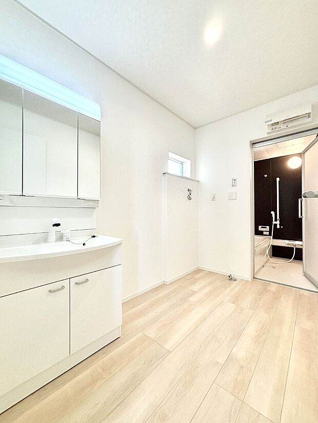 清潔感のある快適空間です。毎日の身支度も気持ち良くお使い頂けます。 