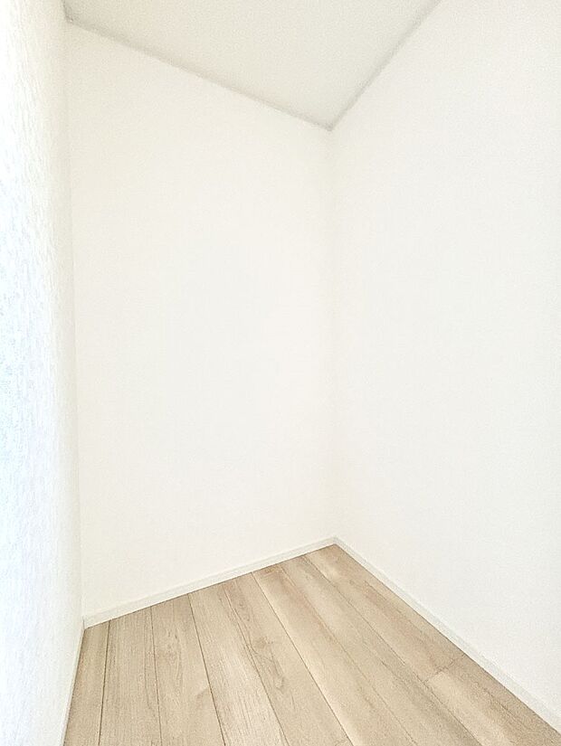 ウォークインクローゼット付きで生活空間を広く利用できます。