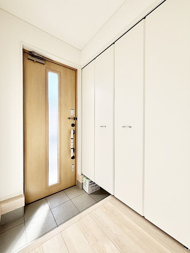 ガラススリットの入った玄関ドアが室内に光を届けてくれます