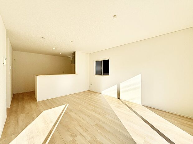 ご家族の賑やかな話し声で包まれる明るいリビング