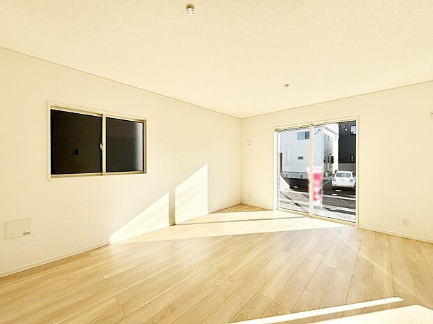 大きな窓からたっぷりの陽光と風を感じられるリビング