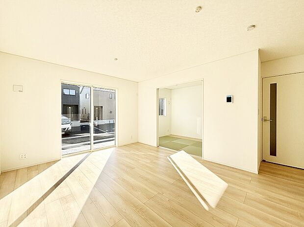 隣接の和室を開放すればさらに広々空間に