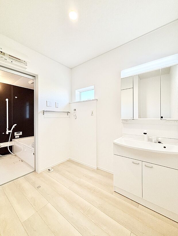 清潔感ある洗面化粧室で朝の身支度も快適