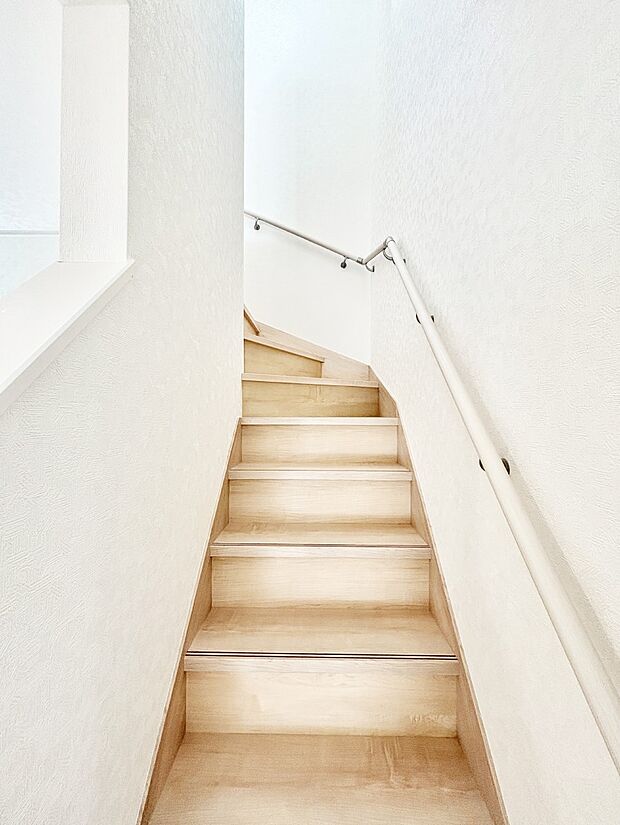 階段は手すり付きなので小さなお子さまやご高齢の方も安心です