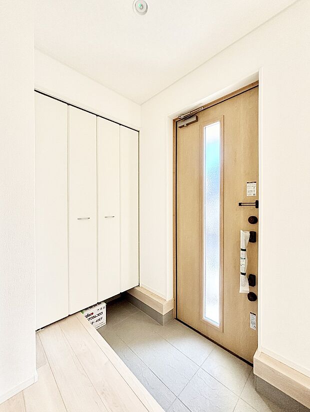 ガラススリットの入った玄関ドアが室内に光を届けてくれます