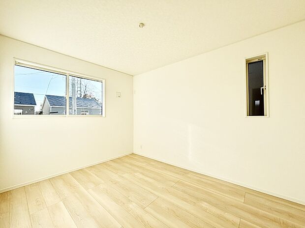 窓からのやさしい光が心地よいプライベートルーム