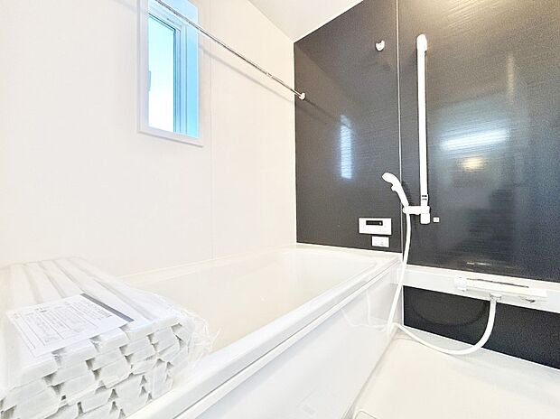 一日の疲れを癒してくれる明るい清潔感のあるバスルーム