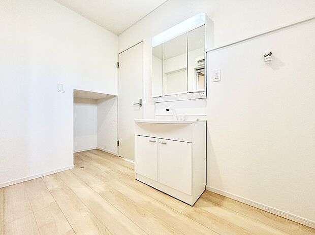 清潔感ある洗面化粧室で朝の身支度も快適