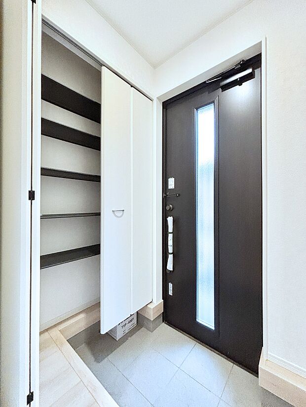 天井まである玄関収納で、家族全員の靴もすっきり収納！ 