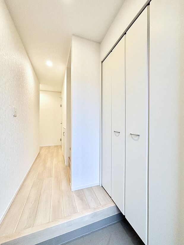 明るい玄関はお客様をお出迎えするのにぴったりです！ 