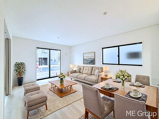 ご家族の賑やかな話し声で包まれる明るいリビング  ※家具はCGです