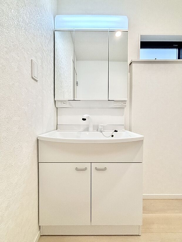 大きく見やすい三面鏡で清潔感ある洗面台は、身だしなみチェックや肌のお手入れにおすすめです。 