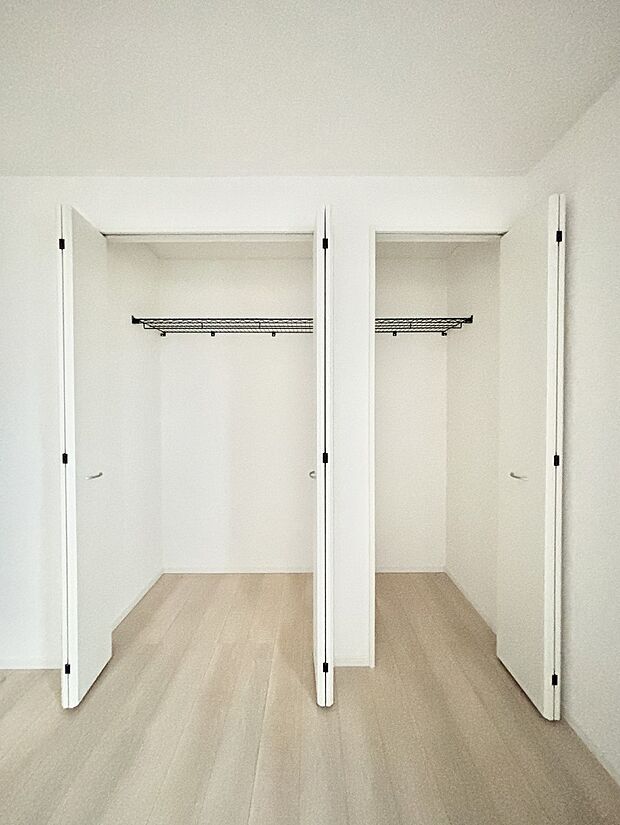 洋室のクローゼット。奥行きがあるので厚手の衣類もすっきり収まります。