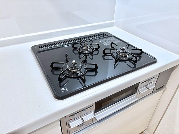 ガスコンロはＳｉセンサー搭載。火力調節や焦げ付き・消し忘れも防いでくれます。