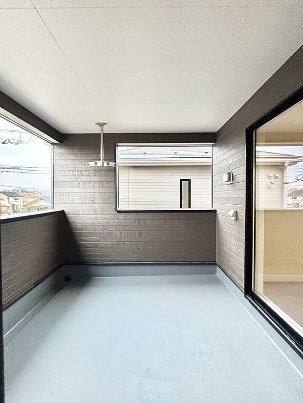 インナーバルコニーなので雨でも洗濯物を干す事が出来て、風通しがあるので乾きが良く、物干しスペースとして重宝します。 