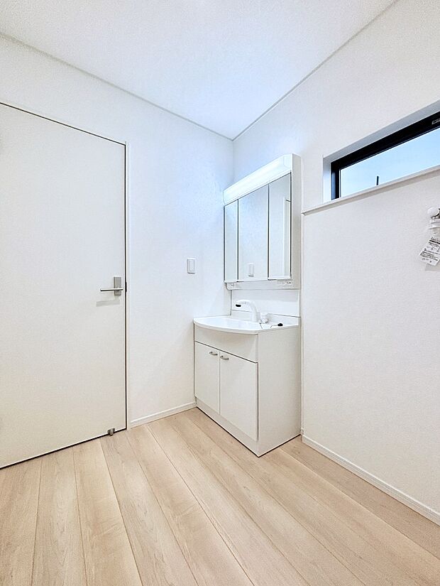 清潔感のある快適空間です。毎日の身支度も気持ち良くお使い頂けます。 