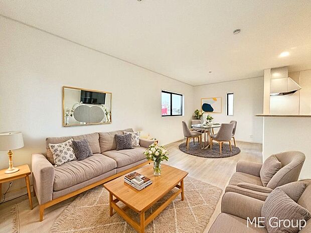 ご家族の賑やかな話し声で包まれる明るいリビング  ※家具はCGです