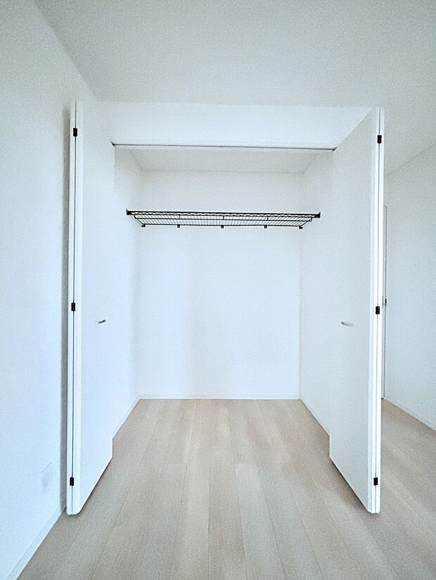 洋室のクローゼット。奥行きがあるので厚手の衣類もすっきり収まります。