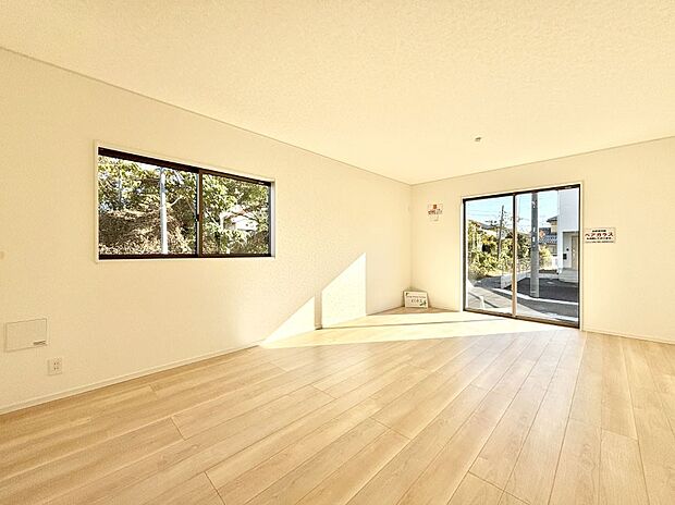 大きな窓からたっぷりの陽光と風を感じられるリビング