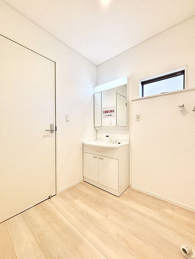 明るい洗面所は毎朝の身支度も楽しくできちゃいそうです。