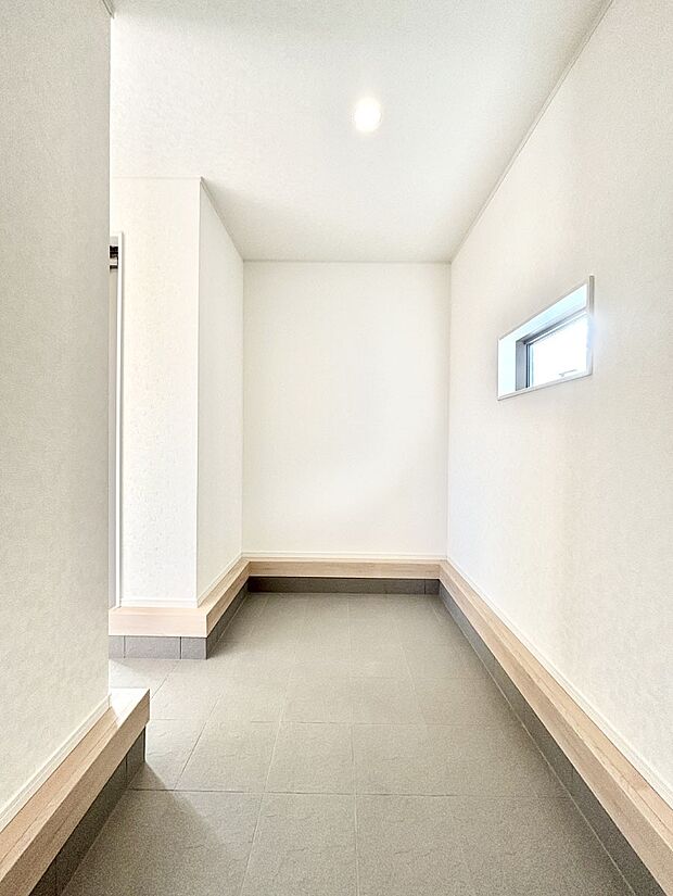 シューズインクローク付き!雨具やベビーカーも置けます。