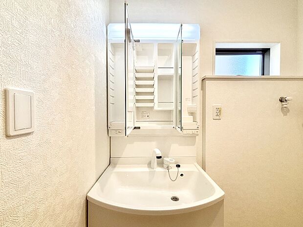 三面鏡の裏に、化粧品や衛生用品などを収納可能。洗面台をすっきりと保ちます!