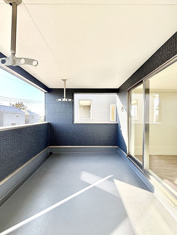 ゆったりバルコニーだから沢山お洗濯ものを干せます。