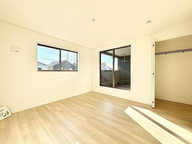 明るいバルコニーサイドに洋室を設置。目覚めの良い寝室に。