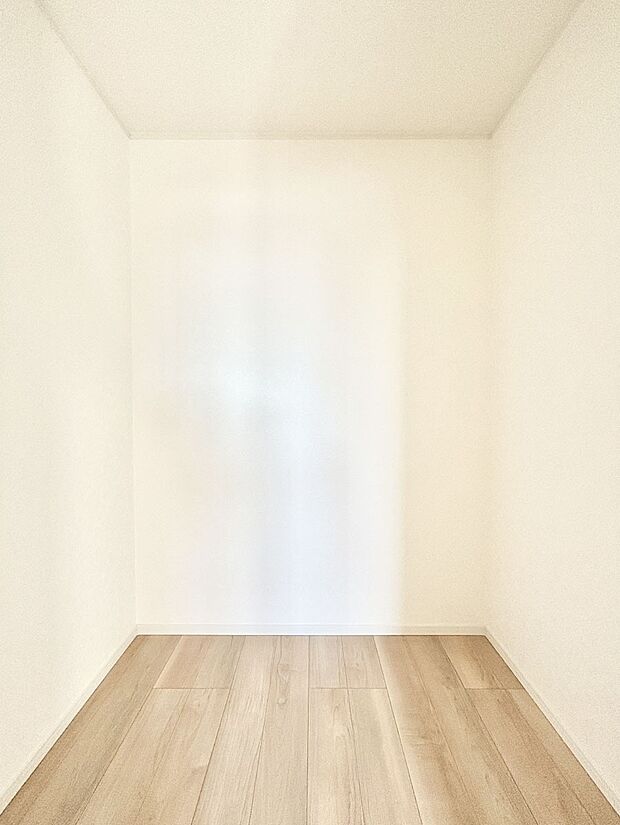 ウォークインクローゼット付きで生活空間を広く利用できます。