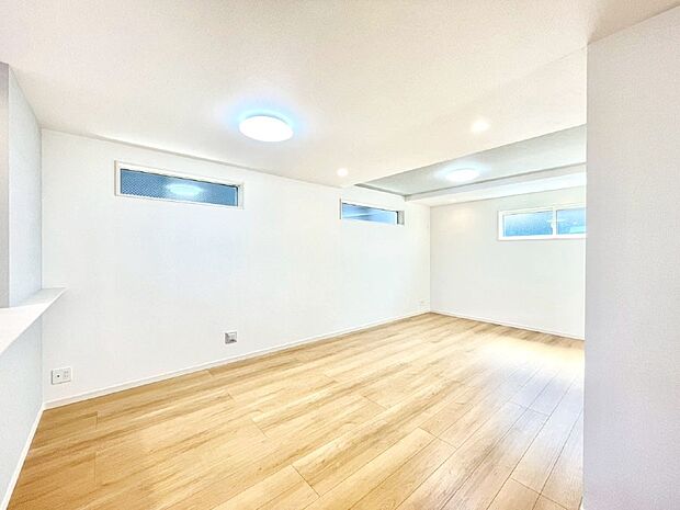 明るい陽光が注ぎ、寛ぎの雰囲気に満たされるリビング・ダイニング。   