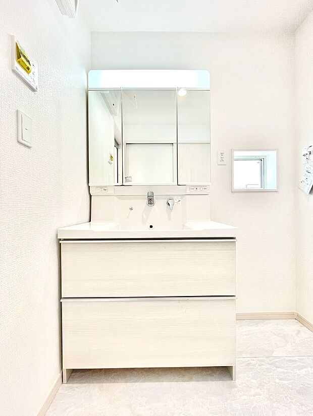 大きく見やすい三面鏡で清潔感ある洗面台は、身だしなみチェックや肌のお手入れにおすすめです。 