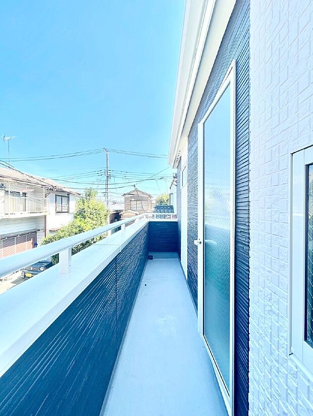 南向きのバルコニー！ご家族の洗濯物はもちろん、お布団もたっぷり干せます！