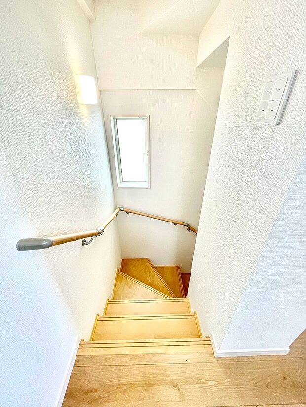 安全性を考慮し階段には手すりを設置しています