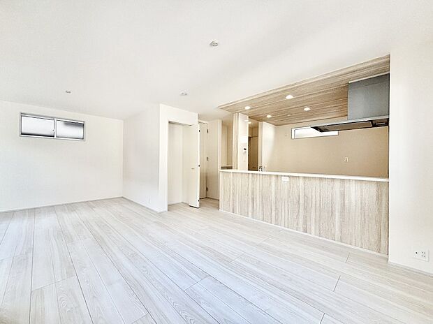 ナチュラルテイストの優しく柔らかい色使いのフローリングが素敵なリビングですね。