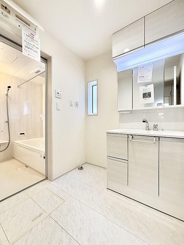 ゆとりの洗面スペースで朝の身支度もスムーズに